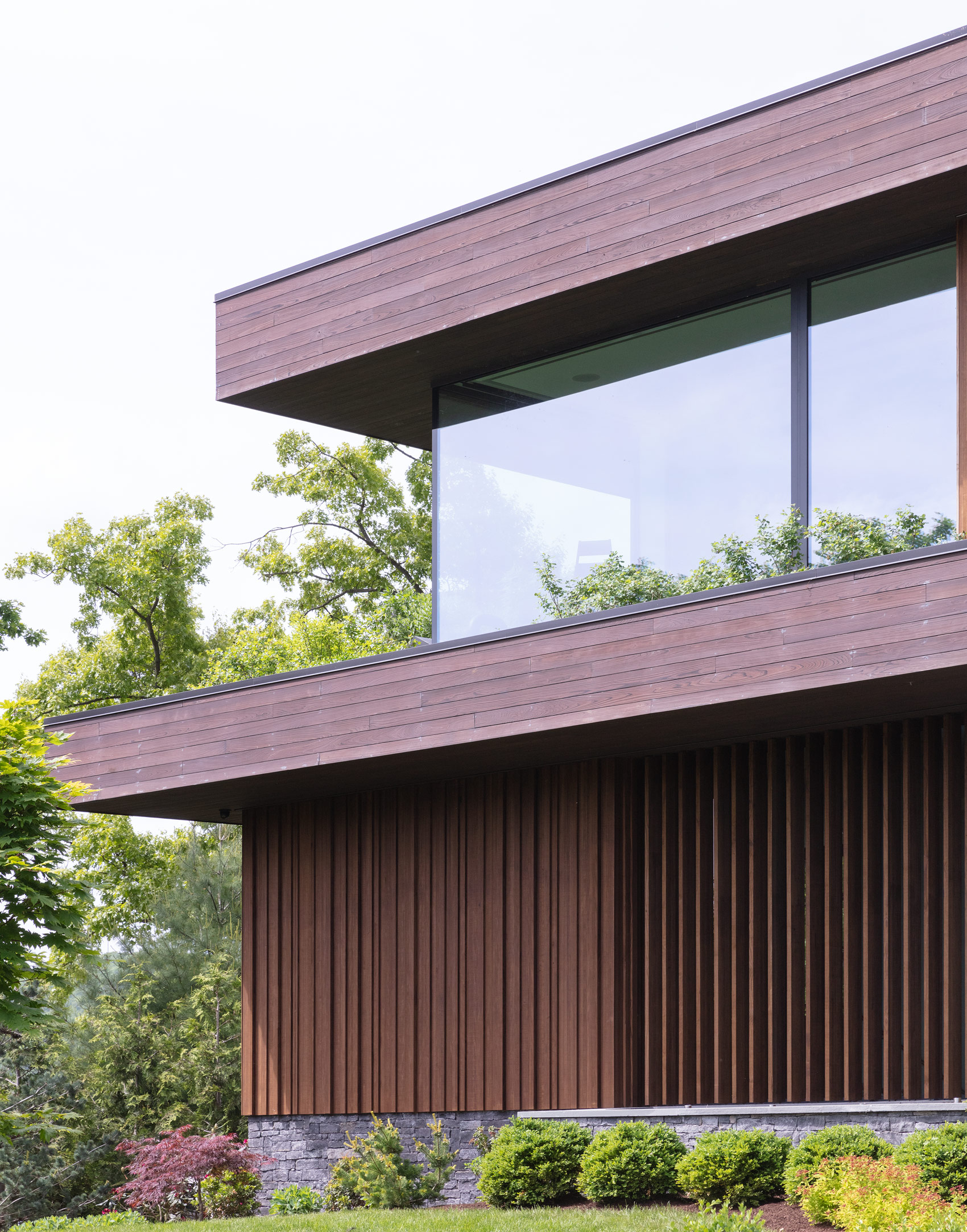 New Fairfield Lake House featuring reSAWN TIMBER co. TEAK Abodo Vulcan Cladding and PONZU Shou Sui Ban Charred Cypress